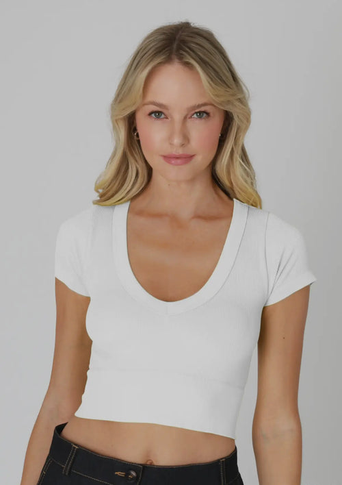 Women’s Fitted stretchy, V-neck crop tee in white one size ￼